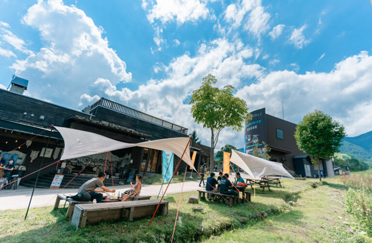 TSUGABASE(ツガベース)　テラス席には足湯の楽しめる席もあります